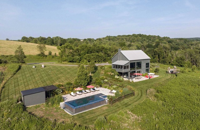 Graybarn-Copake Lake: Pool | Hot Tub | Luxe Barn
