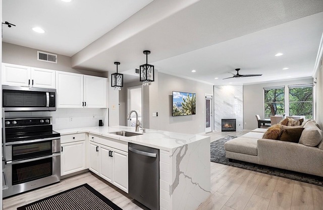 Grayhawk Spacious 2 BR Condo / COM Pool / Fire Pit / Jacuzzi / Fitness