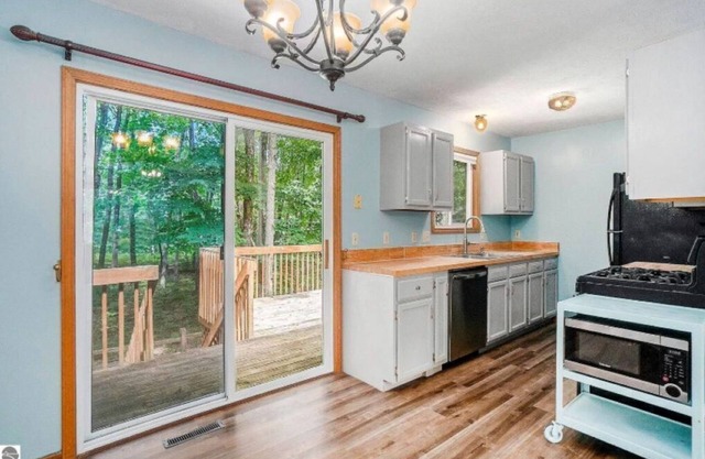 Great 3-bedroom home near Interlochen Arts Academy, State Park, lakes and more!