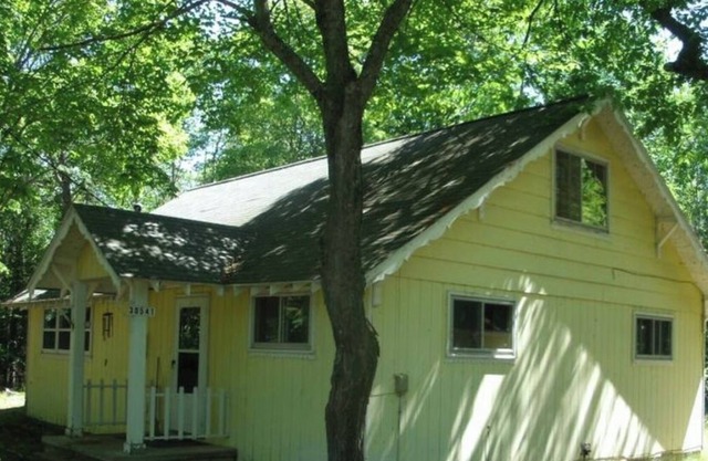 Great all year round cabin. This 3 bedroom 1.5 bath is close to town.