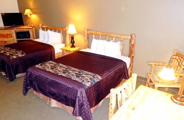 Great Amenities! 2 Queen Bed Unit, Close to Recreation, Parking, Spa Tub!