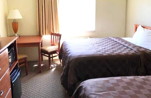 Great Amenities! 3 Great Suites, Free Breakfast & Parking, Swimming Pool, Gym!