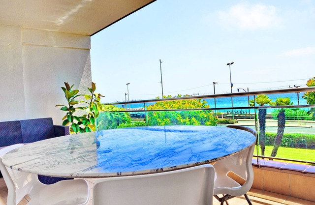 Gran apartamento en la playa, muy cerca de Barcelona. Primera línea de mar