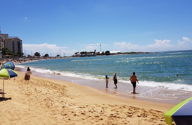 Gran apt. diez pasos de la playa de Areia Preta c / zona de ocio completa