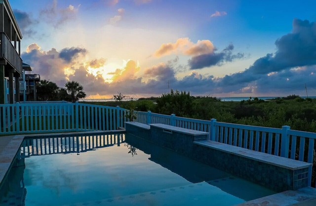 Great bay views and a Private Pool in Isla Del Sol!