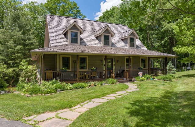 Great Canaan location with comfy indoor & outdoor spaces. Hot tub. Private baths