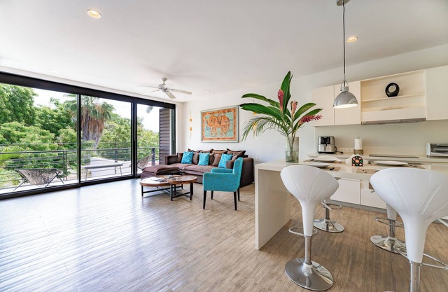 ¡NUEVO! Gran condominio - cerca de todo!