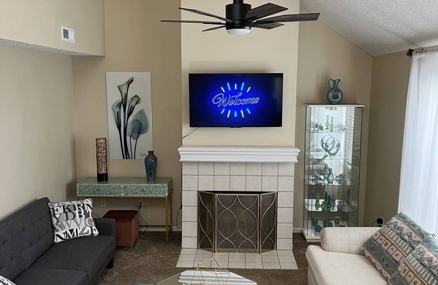 Great Contemporary 4 Bedroom House with a Fenced Yard. Your Home Away From Home