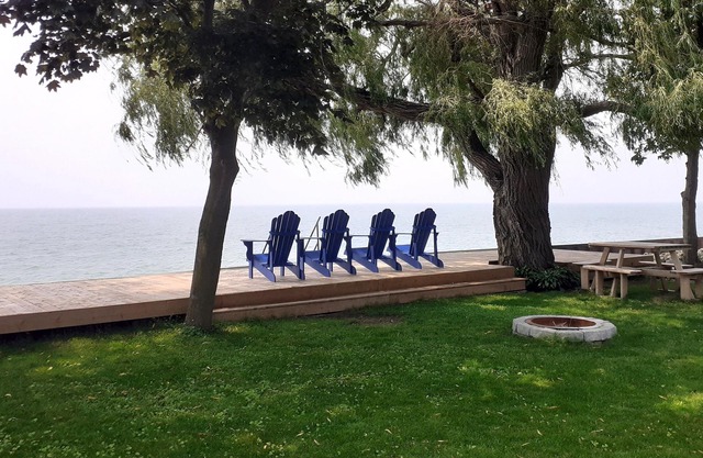 Great cottage on the lake with sunset views, king bed & steps from Point Pelee