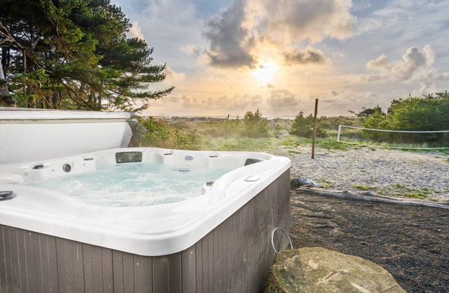 Magnificent Ocean Front Acre of Property, Hot Tub, Outdoor Bar, Fire-Pit, Cornhole,