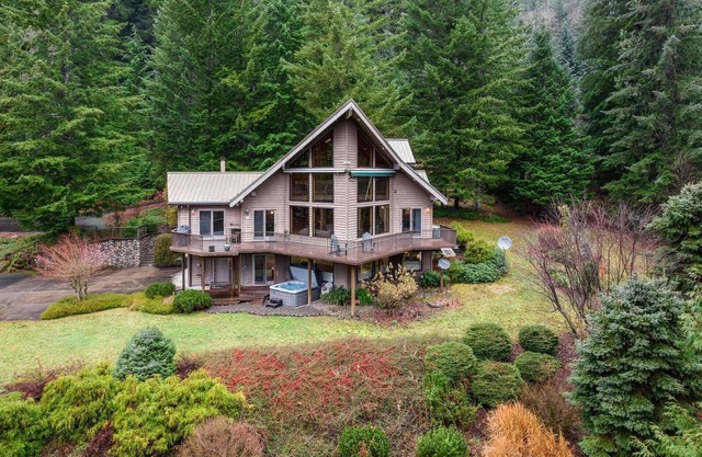 Majestic Mountain Retreat on 20 Acres, Gorgeous Views, Ponds, Hot Tub, Sauna, 15 Miles to Gov Camp