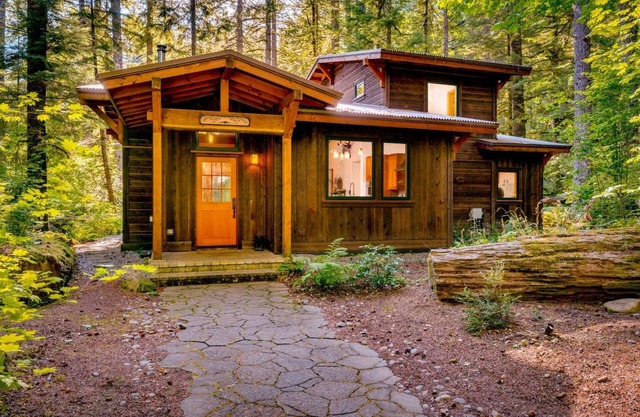 Magnificent Mountain Cabin on 5 Acres Next to Creek, Picturesque Outdoor Space, Hot Tub, Ping Pong