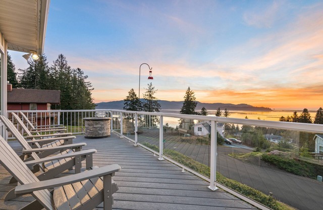 Magnificent Bay and Ocean Views, *Pet Friendly*, Hot Tub, Game Room w/ Pool, Foosball, & Ping Pong