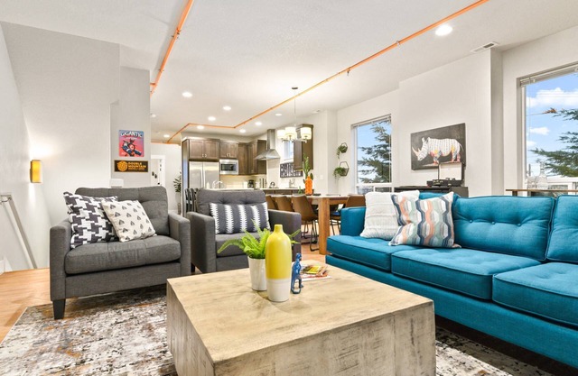 Wondrous Woodstock Townhouse, Huge Open Floor Plan, Custom Décor and Artwork, Four Miles to Portland