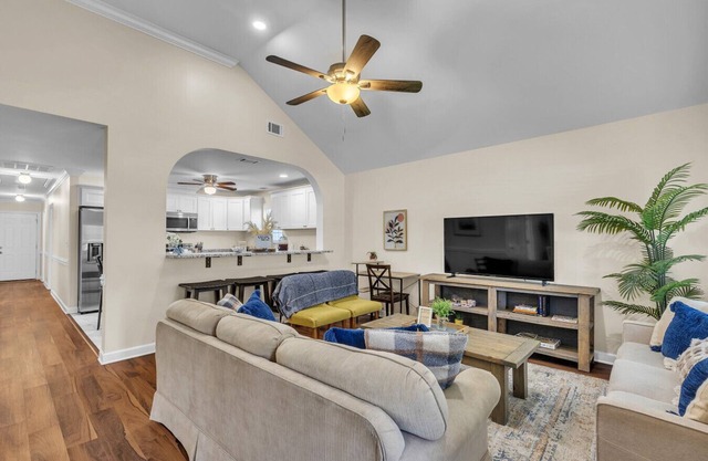 Bright Escape | 8 Beds, Foosball, Near Downtown!