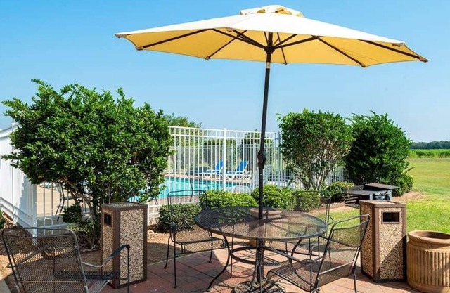Great Escape in Knights Inn Bunkie! Pool, Free Parking On-Site, Free Breakfast