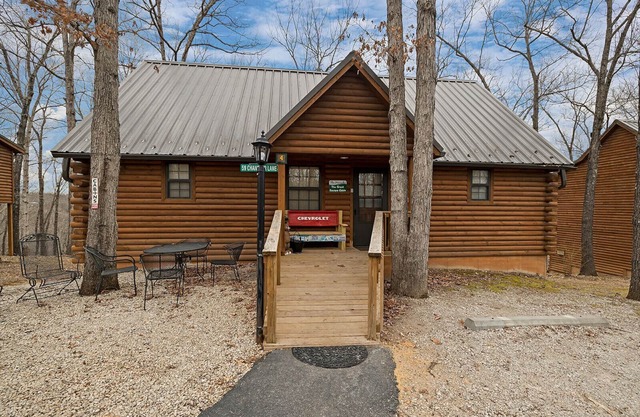 Great Escape Log Cabin Close to SDC, Discount first 10 Guests of the Season.