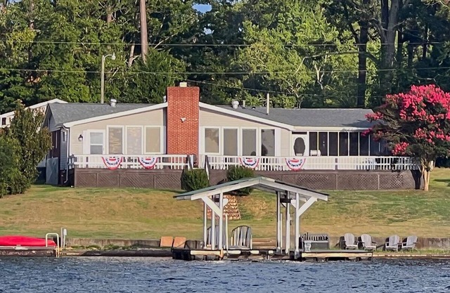 Great Escape on Lake Greenwood SC 4BR/2BA lakefront home with beautiful sunsets!