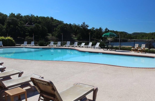 GREAT FAMILY GETAWAY in gated golf resort near Silver Dollar City