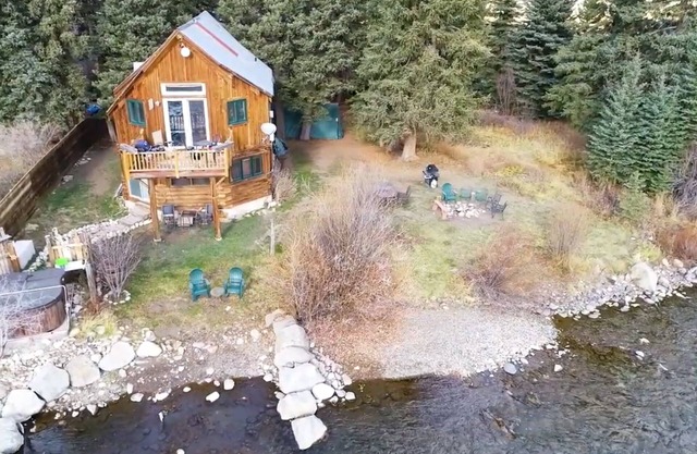 Gran lugar de pesca a 7 millas de CB. Cabina privada frente al río que admite perros
