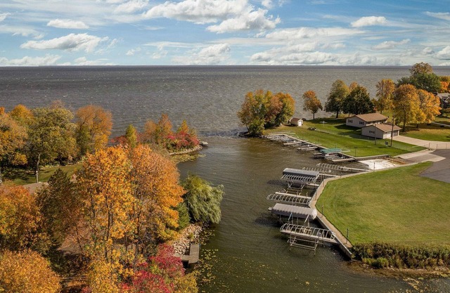 Great fishing w/ dock on Mille Lacs. Fenced yard, canoe, ping pong!