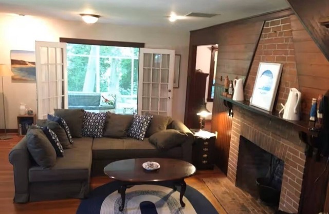 Great getaway for a family/two located on a quiet road, a 2 min walk to beach.