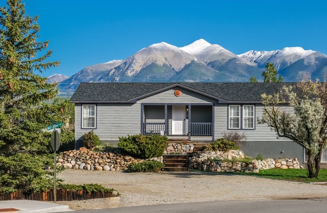 Great Home for Groups and Families! Sleeps 10 with Patio and Yard