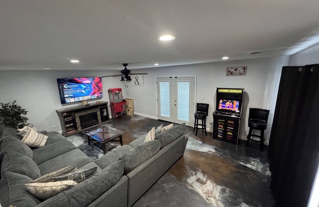 great home in Waukegan for navy graduate families close distance to navy base!!