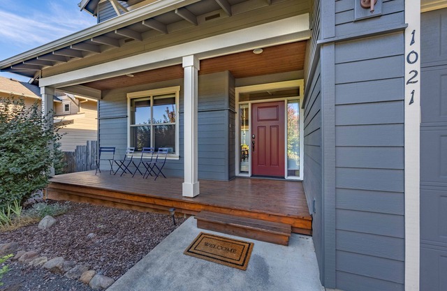 Great Hood River Location! Great Ski house!