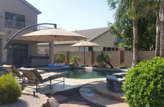 esta casa lo tiene todo! Bañera de hidromasaje, piscina y chimenea al aire libre, todo en una excelente ubicación.