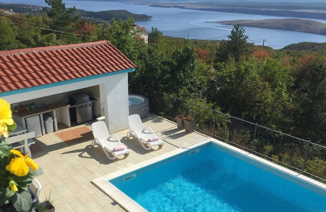Great house with big swimming pool, jacuzzi and amazing views