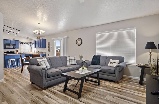 Great Kuna Location~Garage Games~Big Yard~Pets Welcome