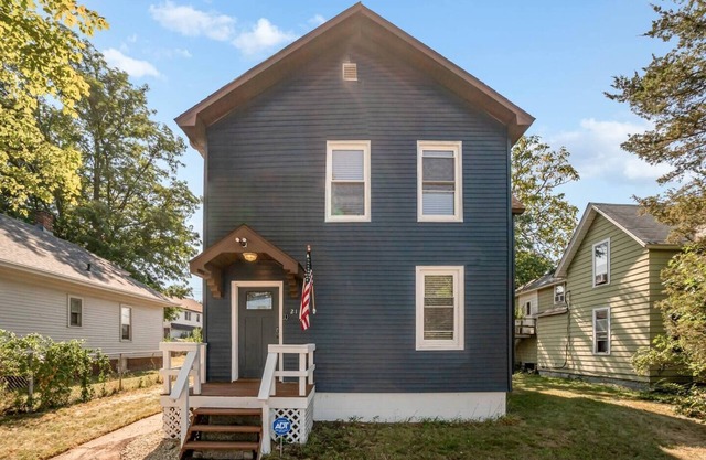Great Lakes Downtown Duplex: 2 units in one!