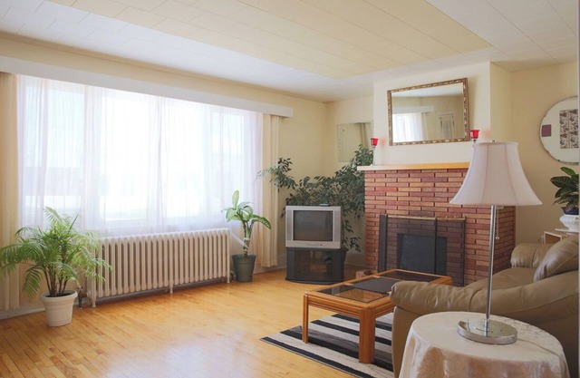 Great Large Character House, Deck, Gazebo, & Yard - Walk to All Amenities