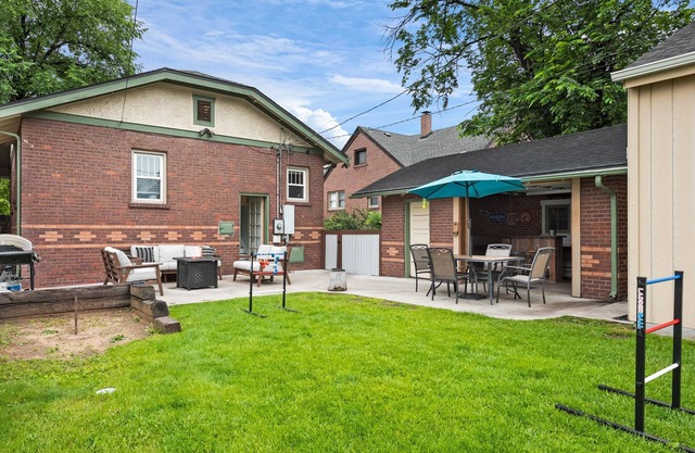GREAT LOCATION! 3 min to DU-10 min to downtown/gameroom/wifi/firepit/ 4 bedrooms