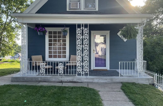 Great Location! Cheerful 3+ bedroom close to the zoo and downtown!