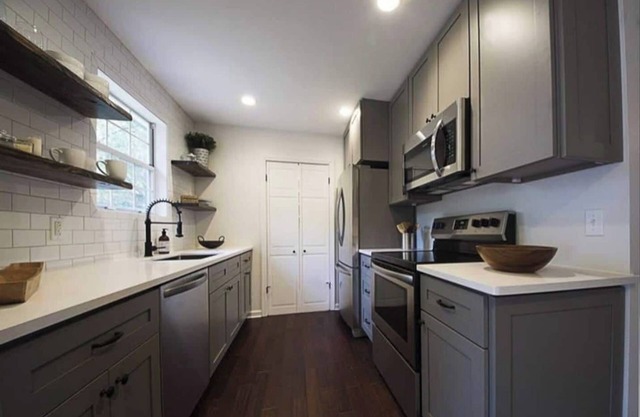 Esta casa es de 2 dormitorios, 2 baños, ubicada en Nashville, TN.
