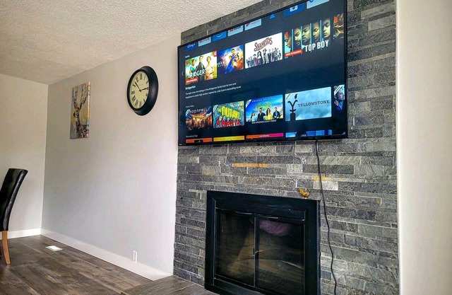 Great location/ King bed/fast wifi/65'' tv/Disney+