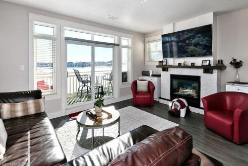 Great Location, Pool, Blue Mountain 2 BDRM Dream