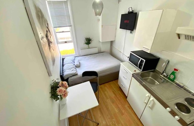 Great location studio apartment with Smart TV and workspace