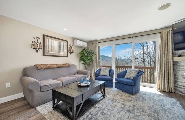 Perfect location ! Newly renovated Storyland N. Conway shopping Jackson Falls !