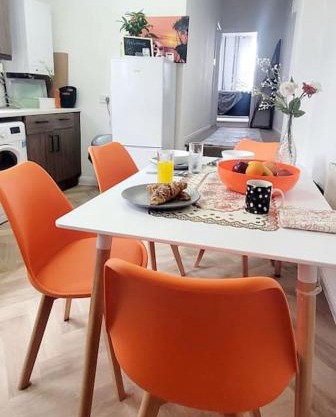 Great London Flat - Modern & Spacious - 5 Mins from Piccadilly Line tube station