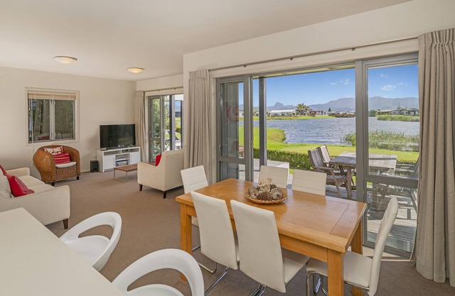 Great Matarangi Location Lakeside Gem overlooking the golf course!