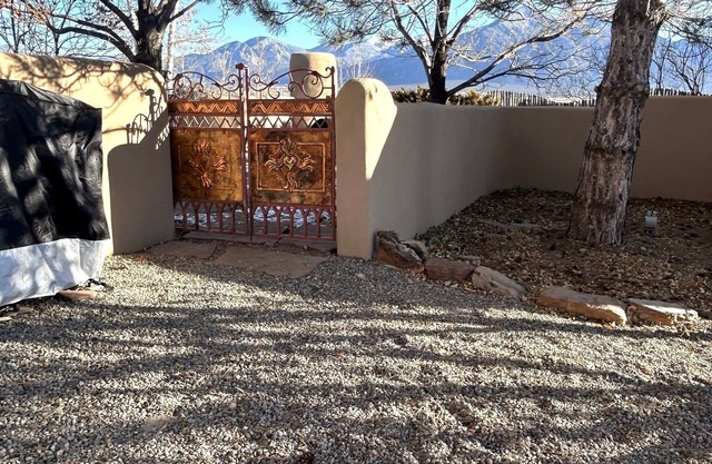 Great mountain views in cozy casita in north Taos. Note: 30 day rental minimum