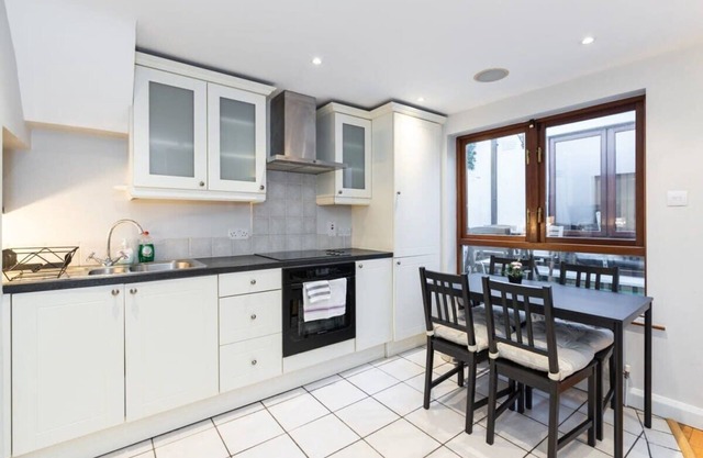 GREAT NEIGHBORHOOD SUPER 2 bed COTTAGE SUIT FAMILY