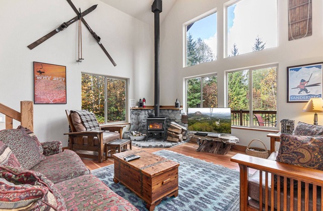 Great Northern Lodge - log home on secluded acreage with game room