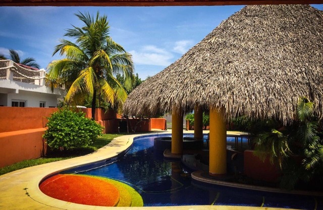 Gran casa frente al mar en Chulamar Guatemala CH011