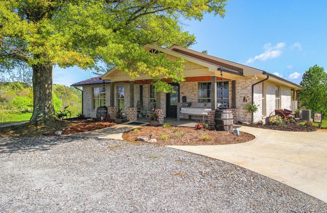Great Outdoor Space: 'Margy's Farmhouse' in Jasper