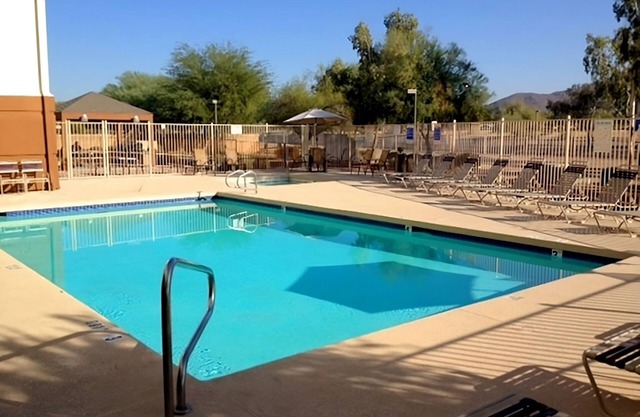 Great Phoenix Glendale Stay! 3 Spacious Units w/ Private Kitchen, Hot Tub