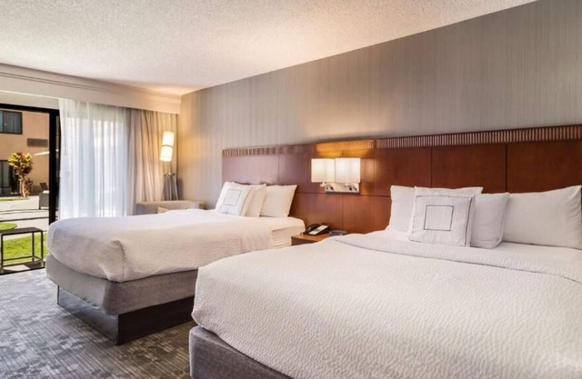 Family Resort in Newport Area SoCal with Self Parking, Great Outdoor Pool